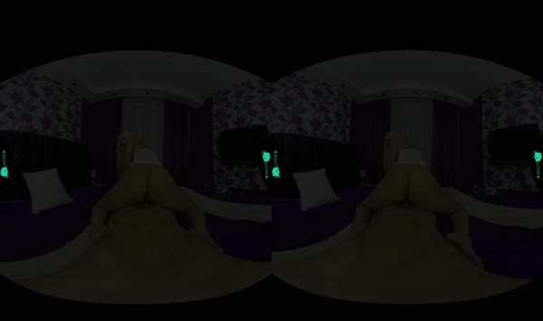 金发美女爬上他的肚子