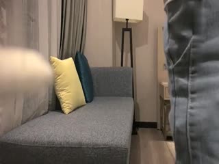 外围小萝莉，清新可爱沙发口交，粉嫩乖萌激情啪啪