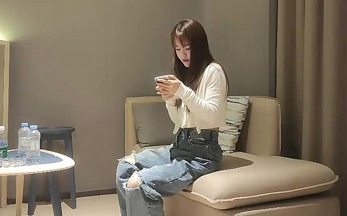 牛仔裤白衣妹子撩起衣服舔奶翘起屁股侧入大力猛操