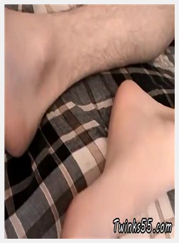 男孩们抽搐的脚和同性恋的色情剧