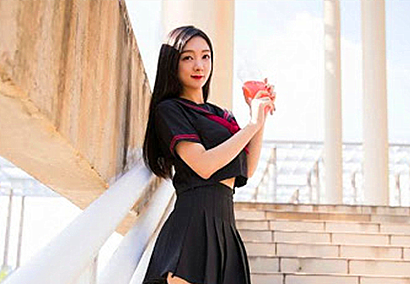 丰满短裙美女骑在身上激情做爱