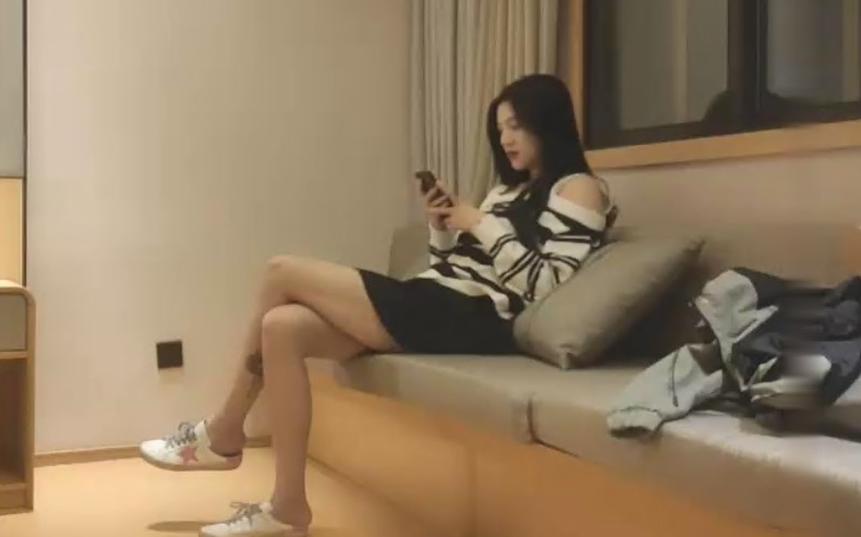 短裙大长腿妹子身材不错舌吻摸奶调情抬腿猛操搞一半妹子有意见先走人了