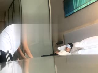 在旅馆把女友当母狗肏，还把过程偷偷拍了下来