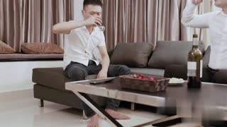 国产AV 老公带生意伙伴回家应酬自己却喝醉了，为了老公的生意着想，只好忍辱被上 (MD0008)