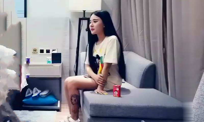 甜美性感的极品美女啪啪看她一眼就害羞每次用力插都痛的大叫让拔出来操了3次