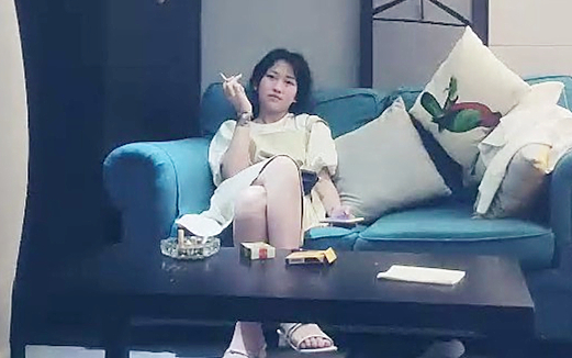 一线天肥逼可爱妹子沙发上掰穴无套抽插