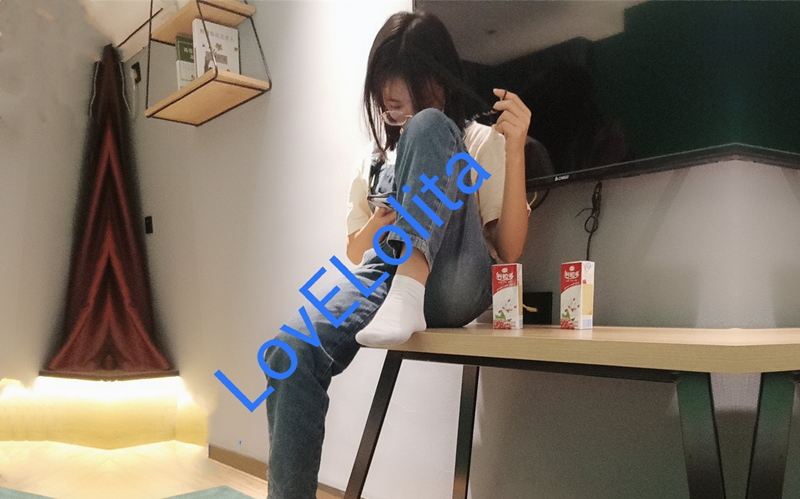 推特调教母狗大神剧情回家的诱惑偷听姐夫做爱在客厅里看AV自慰被姐夫发现