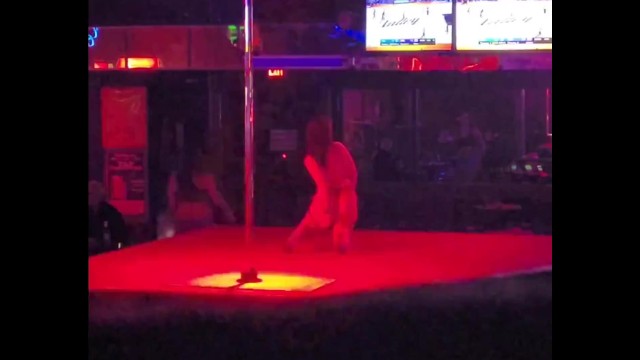 凯拉舞蹈在世界著名脱衣舞俱乐部的舞台上表演