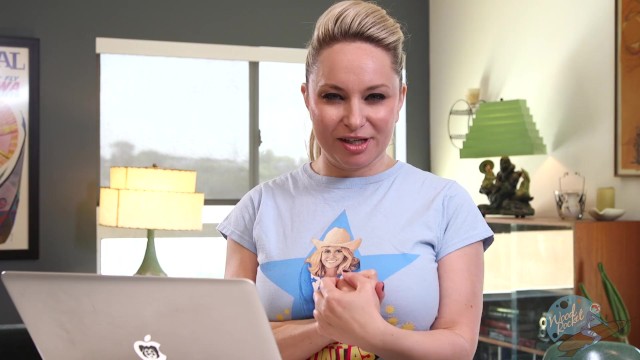 色情明星艾登·斯塔尔观看自己的色情片