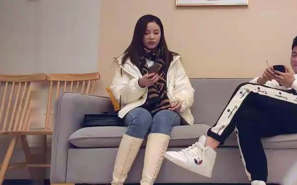 性感白色短裙妹子啪啪沙发上操穿上网袜站立后入骑坐猛操