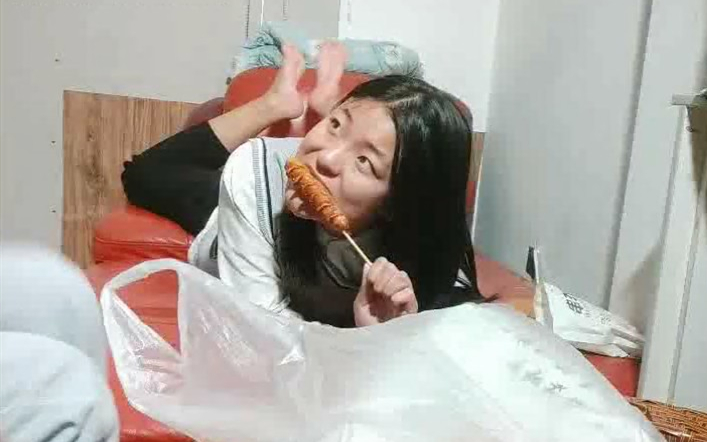 真实良家啤酒配烤串大学生女友相伴