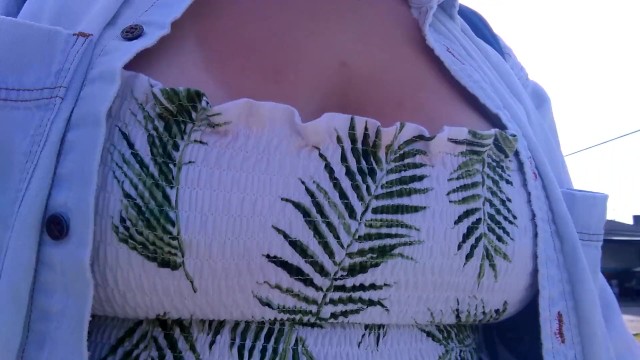 胖乎乎的女孩没戴胸罩就走到公共汽车站