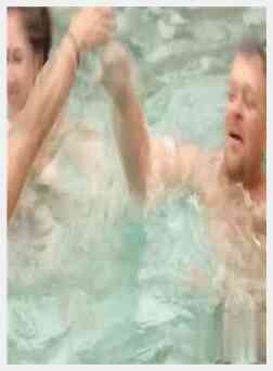 豪宅里所有肮脏的浪荡公子都在游泳池里裸着玩，玩得开心