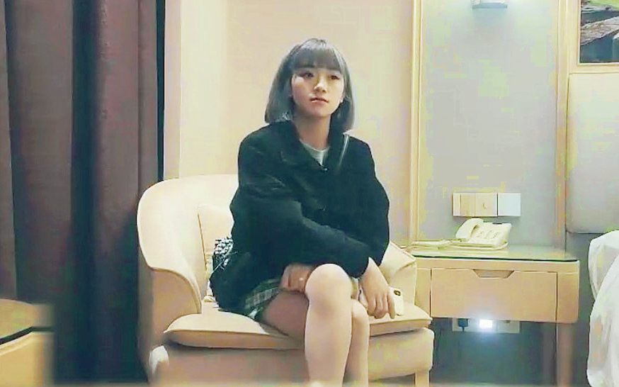 花臂纹身短发妹子按头深喉近距离特写抱起来后入猛烈撞击