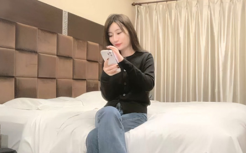 舌吻调情妹子很享受新视角翘屁股肥逼清晰可见骑乘侧入床吱吱响