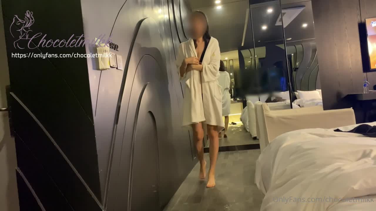 比基尼辣妹户外泳池激情野战 湿身诱惑让人欲罢不能