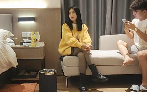 大圈高端奥迪女持续输出搞得妹子受不了要退钱走人