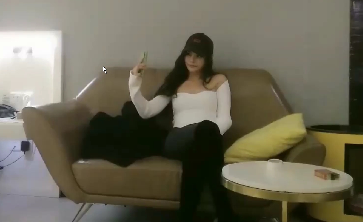 探花系列约了个高颜值白衣长腿妹子沙发上骑乘抽插猛操几下就高潮