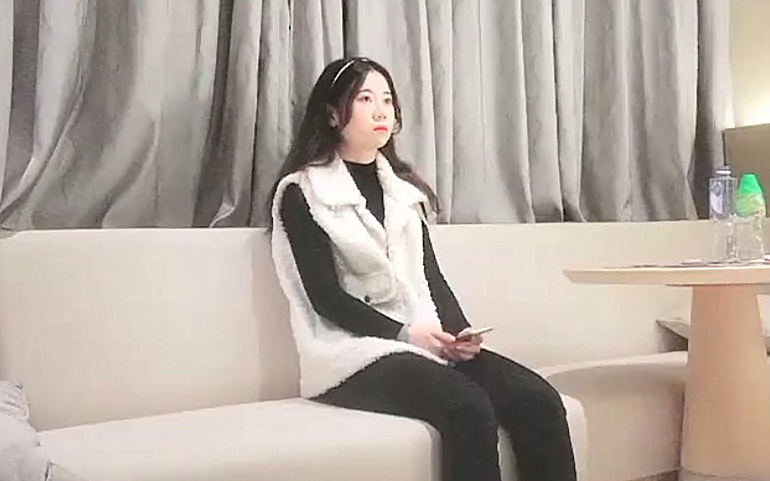 清纯漂亮的白嫩小美女刚做援交没多久技术不是很好卷毛哥一点点教她如何服务口爆抠逼爆插