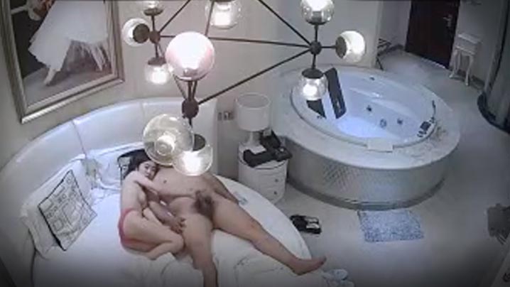 【酒店监控】有点胖的小胖哥带着自己的漂亮女友开房打炮_女主口交吃鸡换着姿势的来回的干看来经常开房