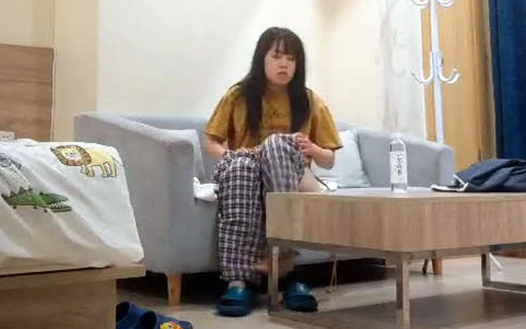 21岁青春小嫩妹肤白貌美任君享用汗流浃背共达高潮