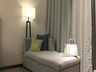 《小宝寻花》约了个长发气质妹子，一开始挺主动，到床上后主导权就变了！