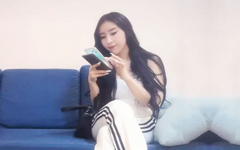 约了个性感大屁股白衣妹子