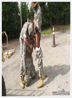 军事裸体和自由军同性恋