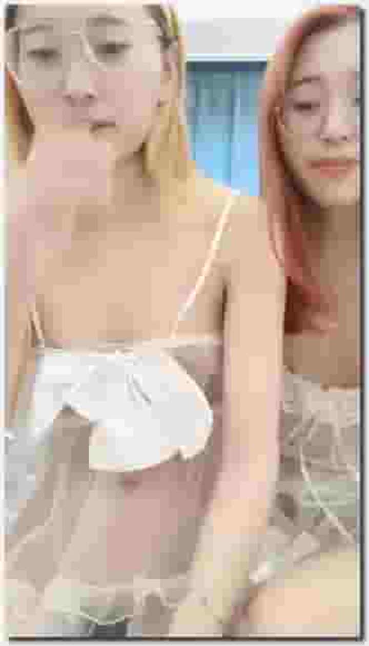 金发眼镜双胞胎姐妹一起露逼诱惑，情趣装撩起衣服翘起屁股摆弄，舌吻互舔逼逼揉捏奶子，抬起双腿掰穴摩擦阴蒂 new