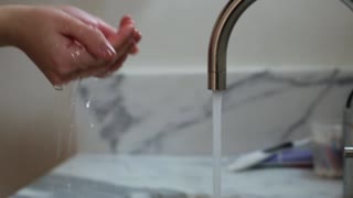 亲近大自然的美乳女孩