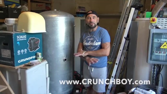 三人赤裸上身搭配3条性感法国双腿大鸡巴在波尔多做爱