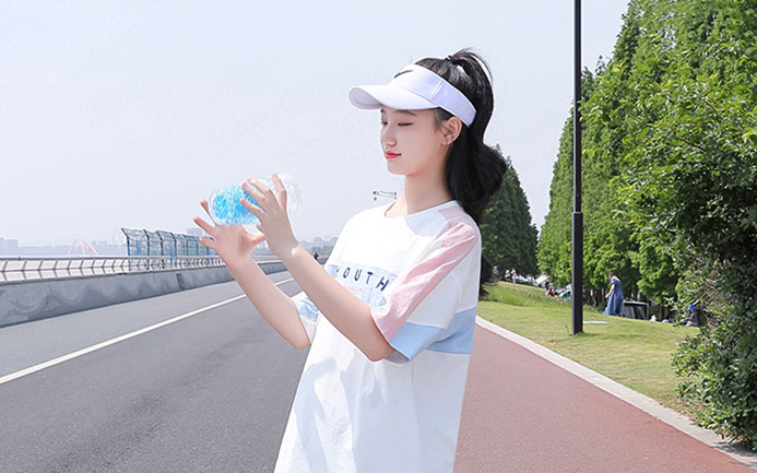 放暑假表妹来家里玩请她吃个饭喝点酒就拿下了年轻就是好鲍鱼可真嫩