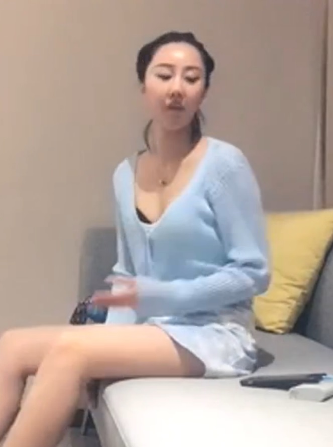 高颜值外围小姐姐，翘臀美乳肤白如玉，沙发啪啪角度完美