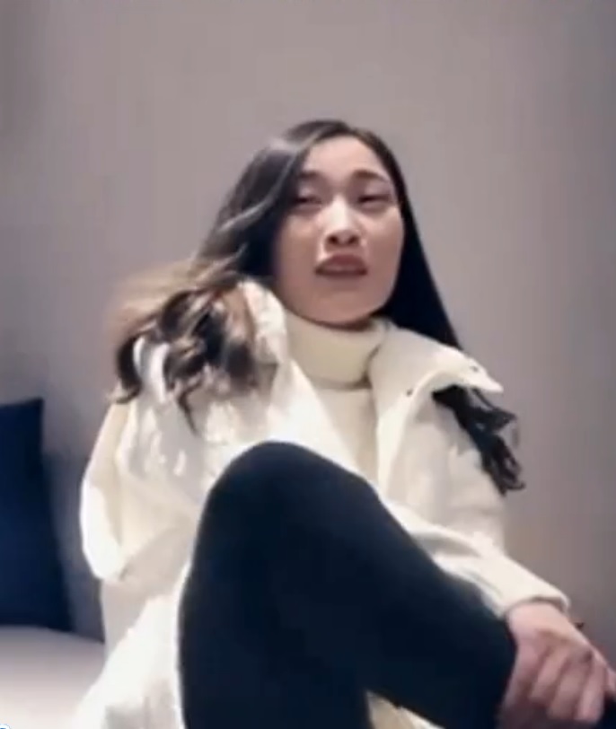 颜值不错性感红唇妹子，舔弄摸逼调情穿上制服后入抽插猛操