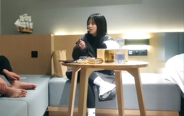 清纯00后大胸妹白嫩乖巧疯狂抽插