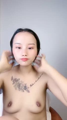 两个小骚逼镜头前展示，第二个好靓身材不错，逼逼干净毛都没长齐，听狼友指挥撅着屁股给狼友看掰开逼看特写