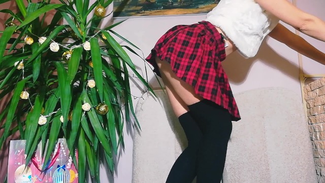 在圣诞节时放下黑色假阴茎，手淫，呻吟和喷射