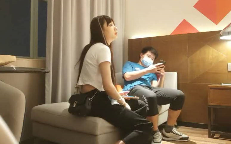 19岁嫩妹娇俏可人粉嘟嘟惹人爱换上JK网袜