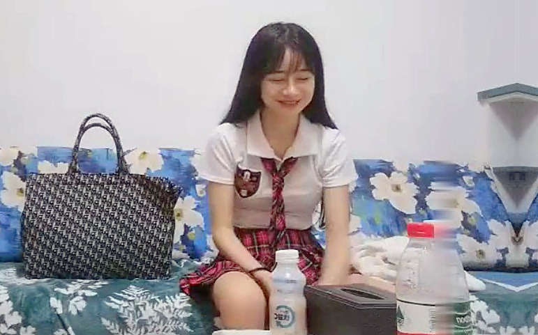 身材高挑又粉嫩的学生妹甜美可爱的脸蛋儿还有点异域风情刚下海的样子小哥一把抱起吊起来