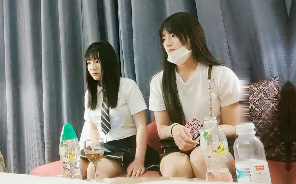 PUA达人老金二选一留下漂亮小姐姐强奸式性爱别具一格