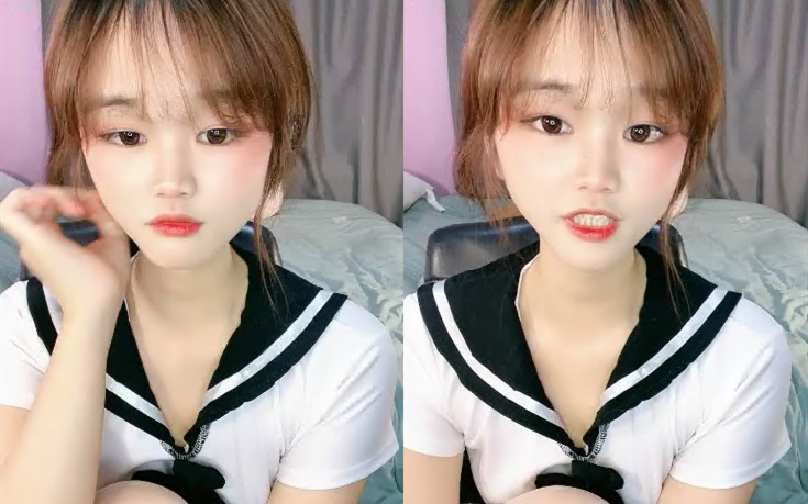 和男友激情学生制服认真舔着屌