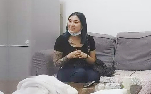 花臂纹身牛仔裤少妇直接坐上来骑乘抽插后入操的少妇呻吟连连