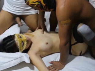 黑丝本土女大生背着男友上网约3P