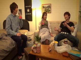 ニンゲン観察 宅呑み中、友达がすぐそばにいるのにも关わらず暴走する下半身を抑えきれずにハメるスリルSEX