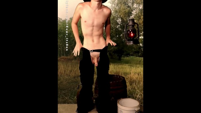 天哪，18岁的牛仔Twink在一场乡村脱衣舞中炫耀他的男人、屁股和迪克