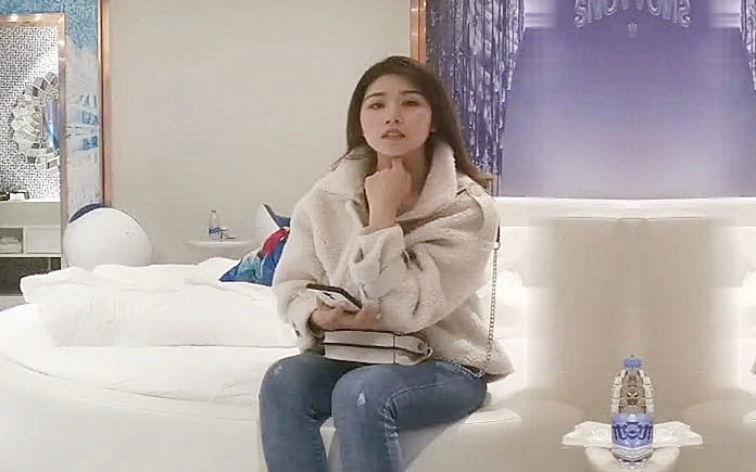 牛仔裤外围美女小妞够骚小哥抽插操的很尽兴