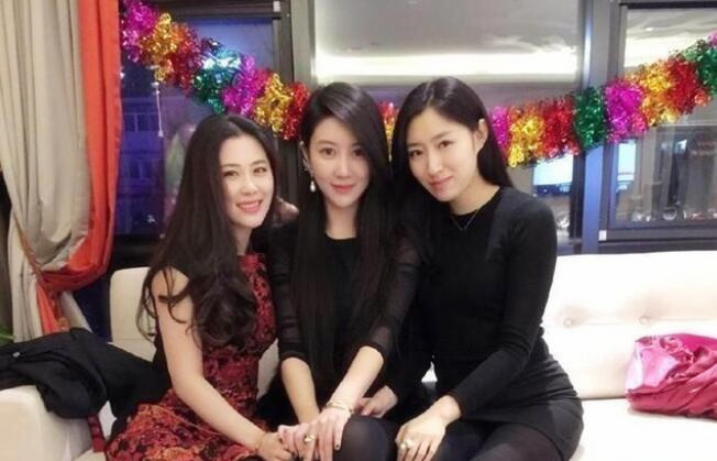 首次三母女同上阵首创鸡巴按摩深喉无套三飞后入冲刺内射