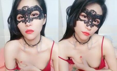 紅衣少妇面罩妹子道具自慰單腿黑絲翹起雙腳跳蛋塞逼逼按摩器震動