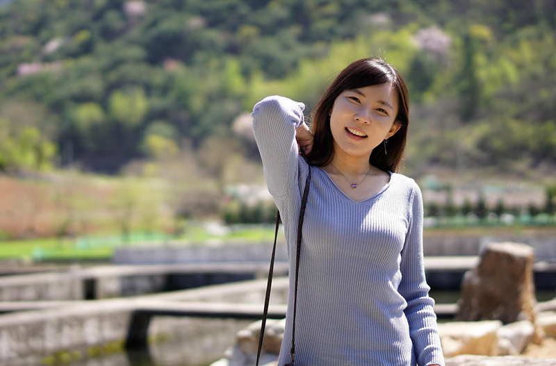 女友坐在电脑桌上啪啪女上位坐莲啪啪完在窗边往外喷尿