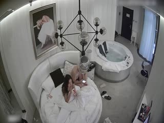 情趣酒店豪华房偷拍非常能干的眼镜男床上干到浴缸站着快速抽插